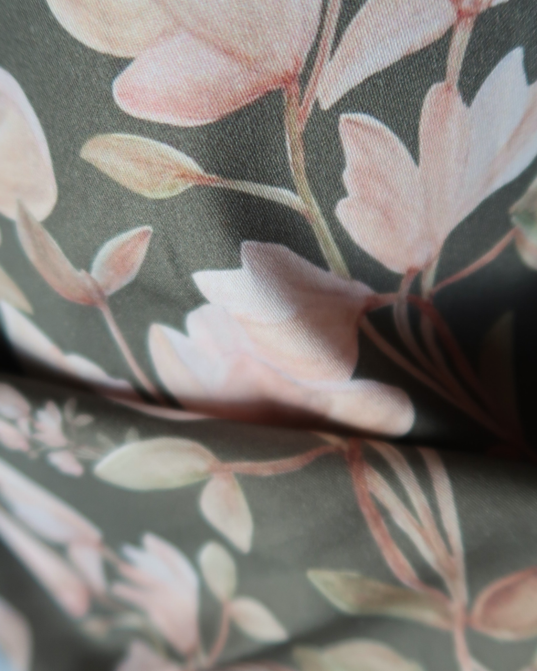 Tissu satin de coton Magnolias fond kaki