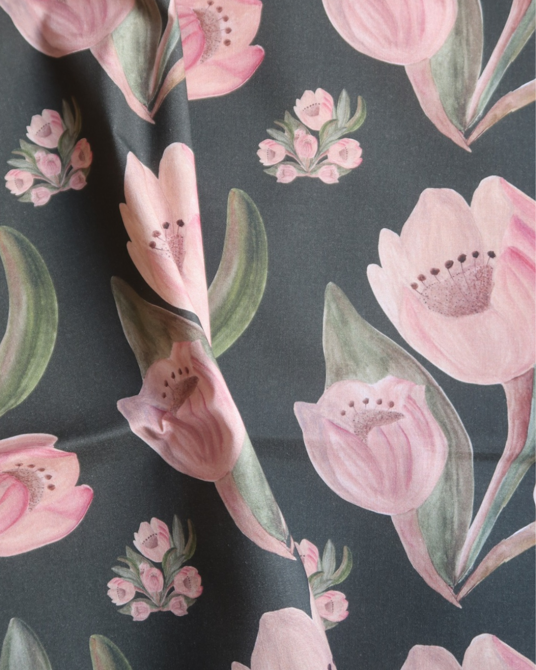 Tissu satin de coton Tulipes vieux rose fond vert sapin foncé