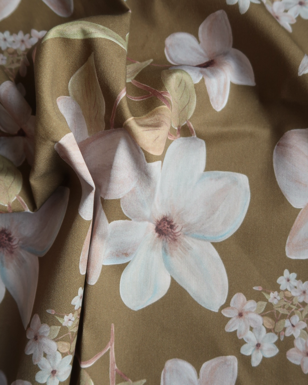 Tissu satin de coton Fleurs bleues fond mordoré