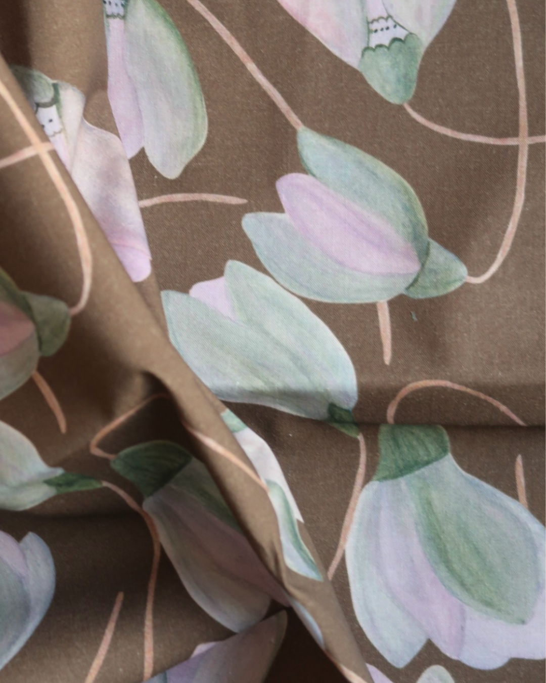 Tissu satin de coton Tulipes fond brun chaud