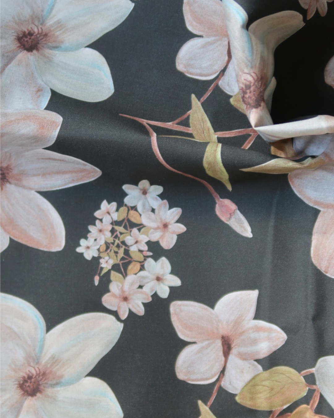 Tissu satin de coton Fleurs bleues fond bleu nuit