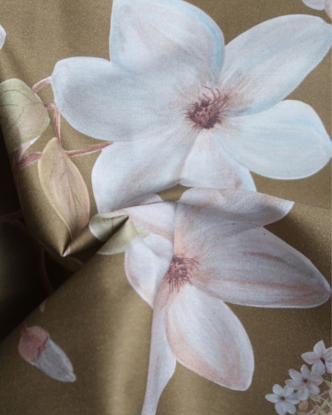 Tissu satin de coton Fleurs bleues fond mordoré