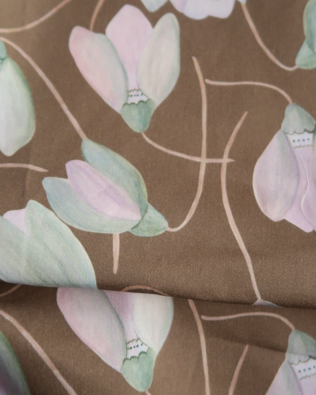 Tissu satin de coton Tulipes fond brun chaud