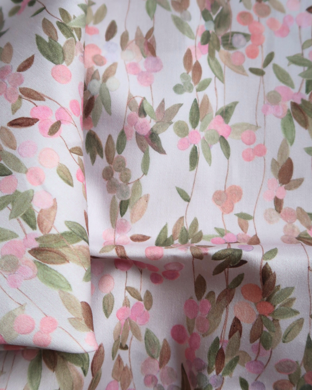 Tissu satin de coton Petites baies fond gris mauve pâle