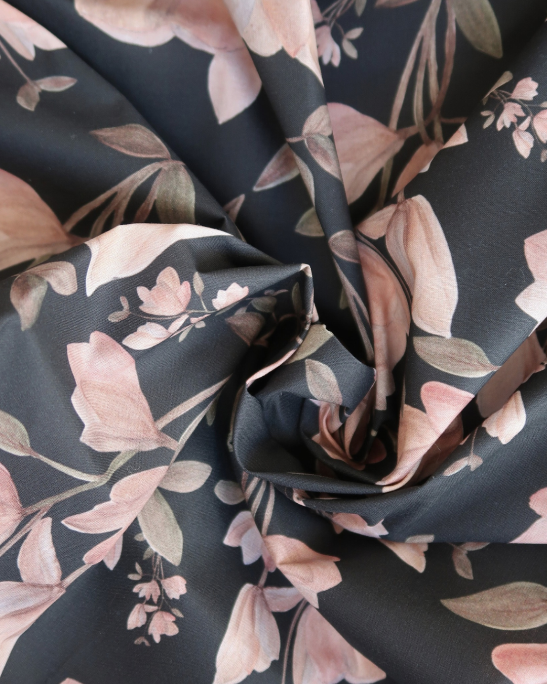 Tissu cretonne Magnolias sur fond noir