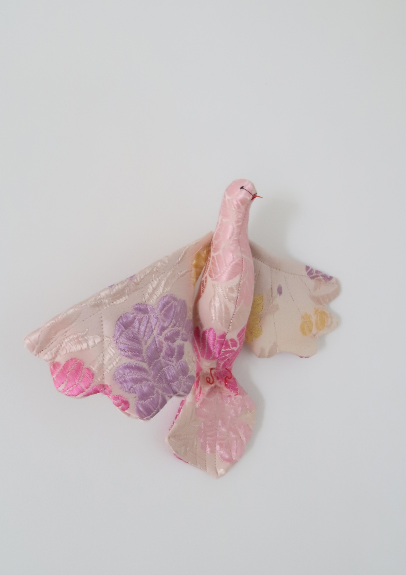 La petite colombe Fleurs de soie brodées