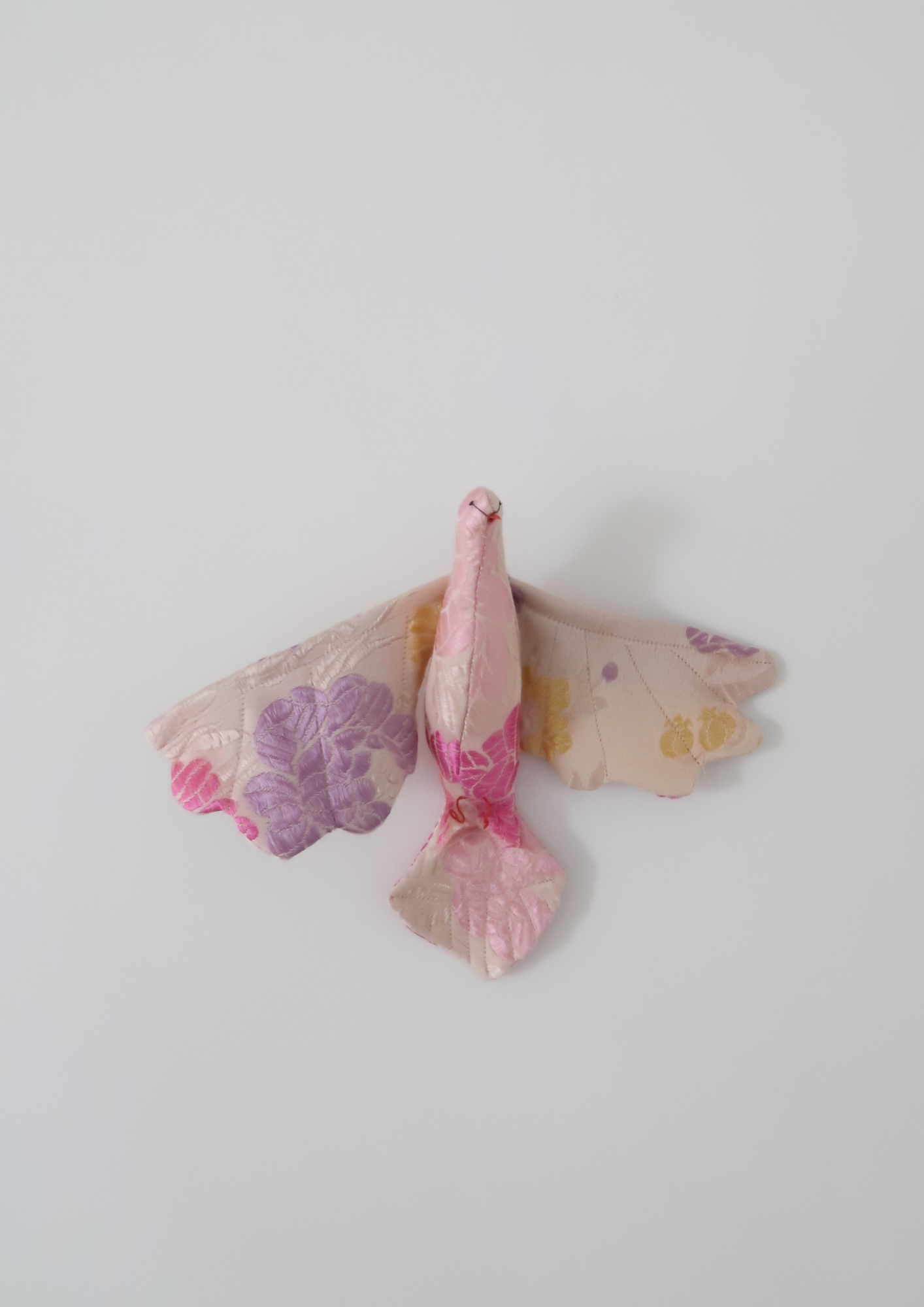 La petite colombe Fleurs de soie brodées