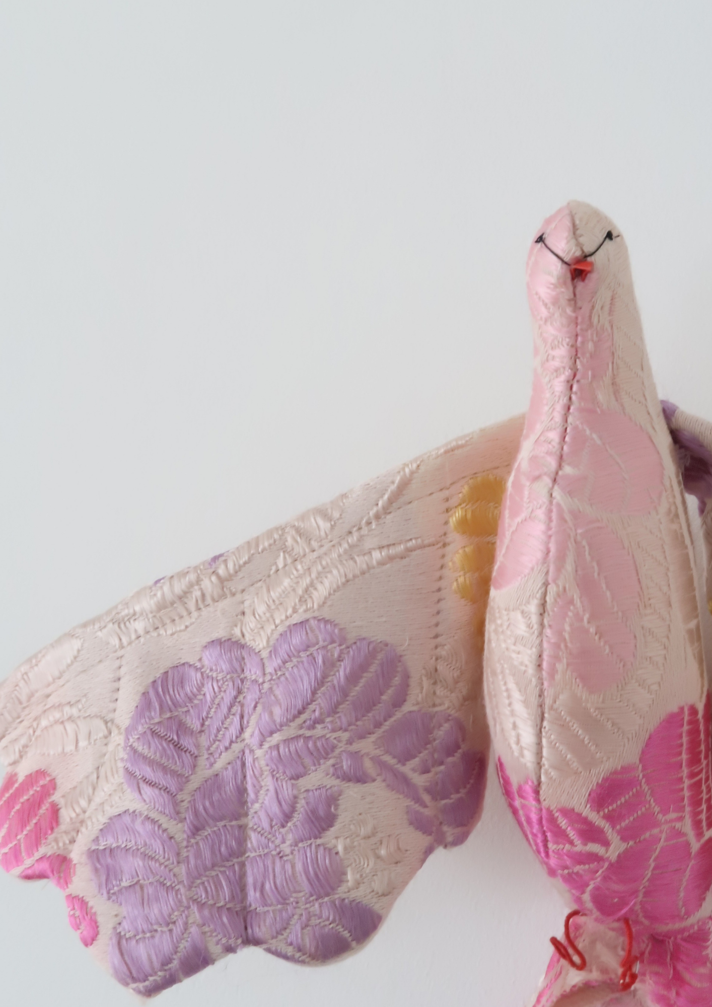 La petite colombe Fleurs de soie brodées