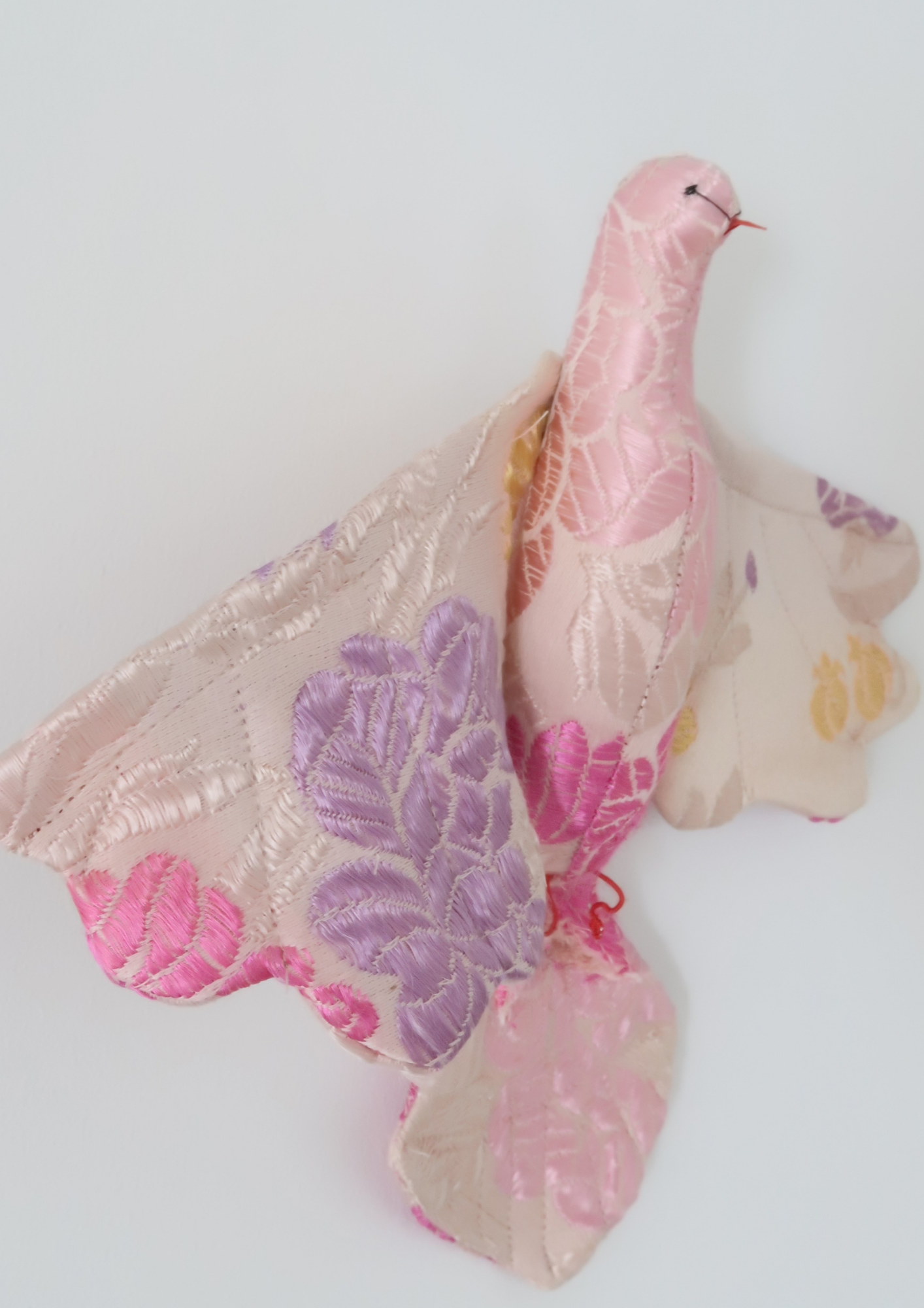 La petite colombe Fleurs de soie brodées