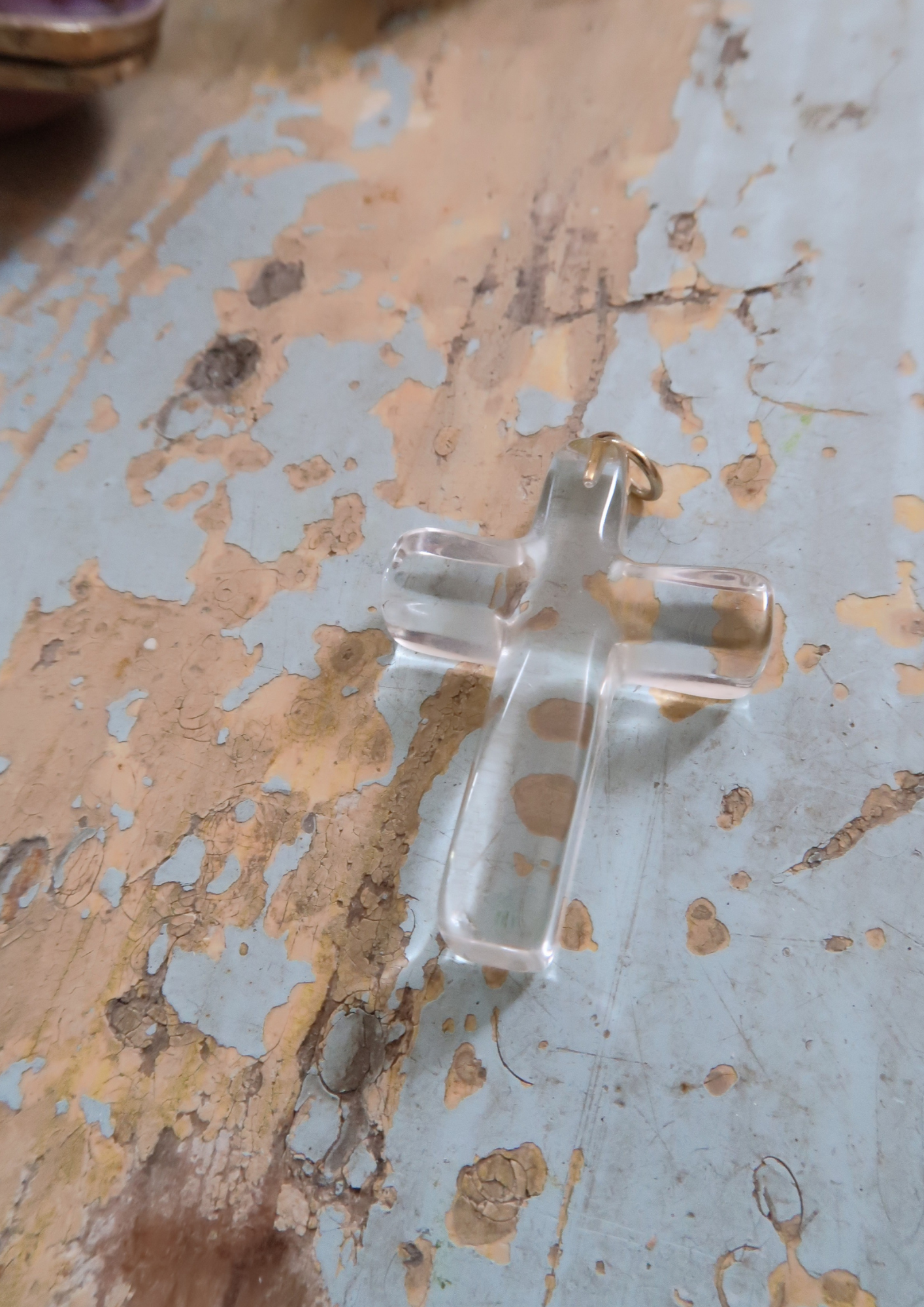 Croix ancienne en verre