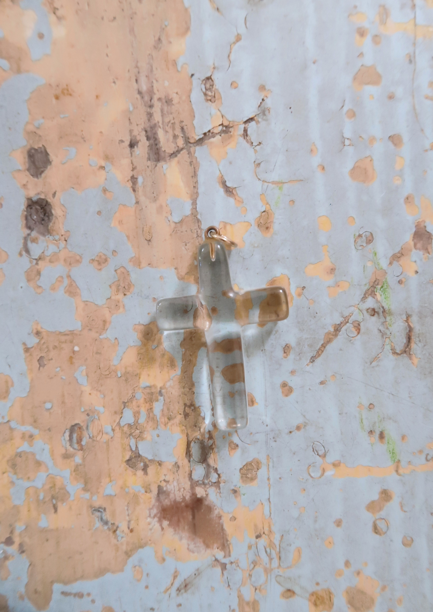 Croix ancienne en verre