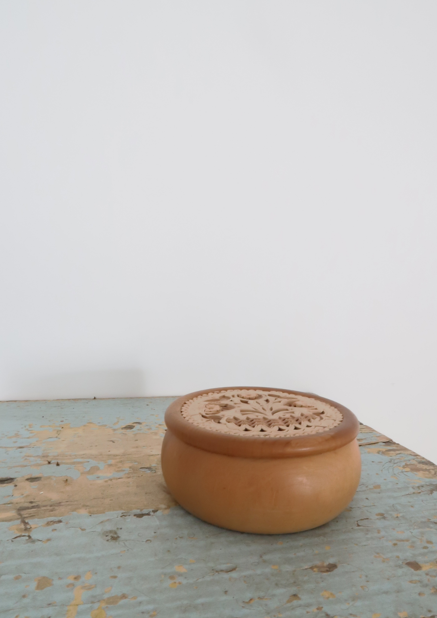 Boîte ancienne en bois sculptée