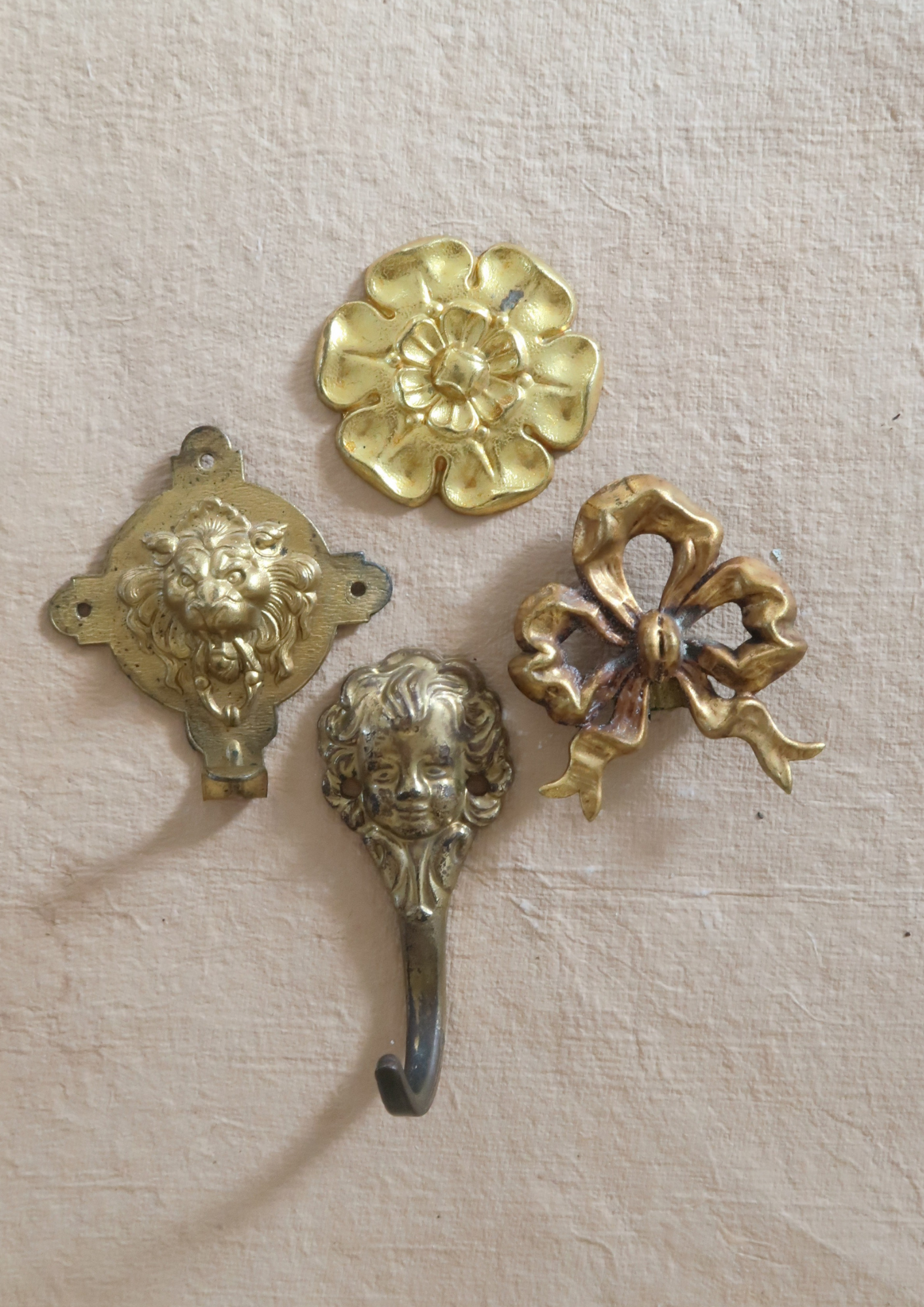 Caches clous anciens