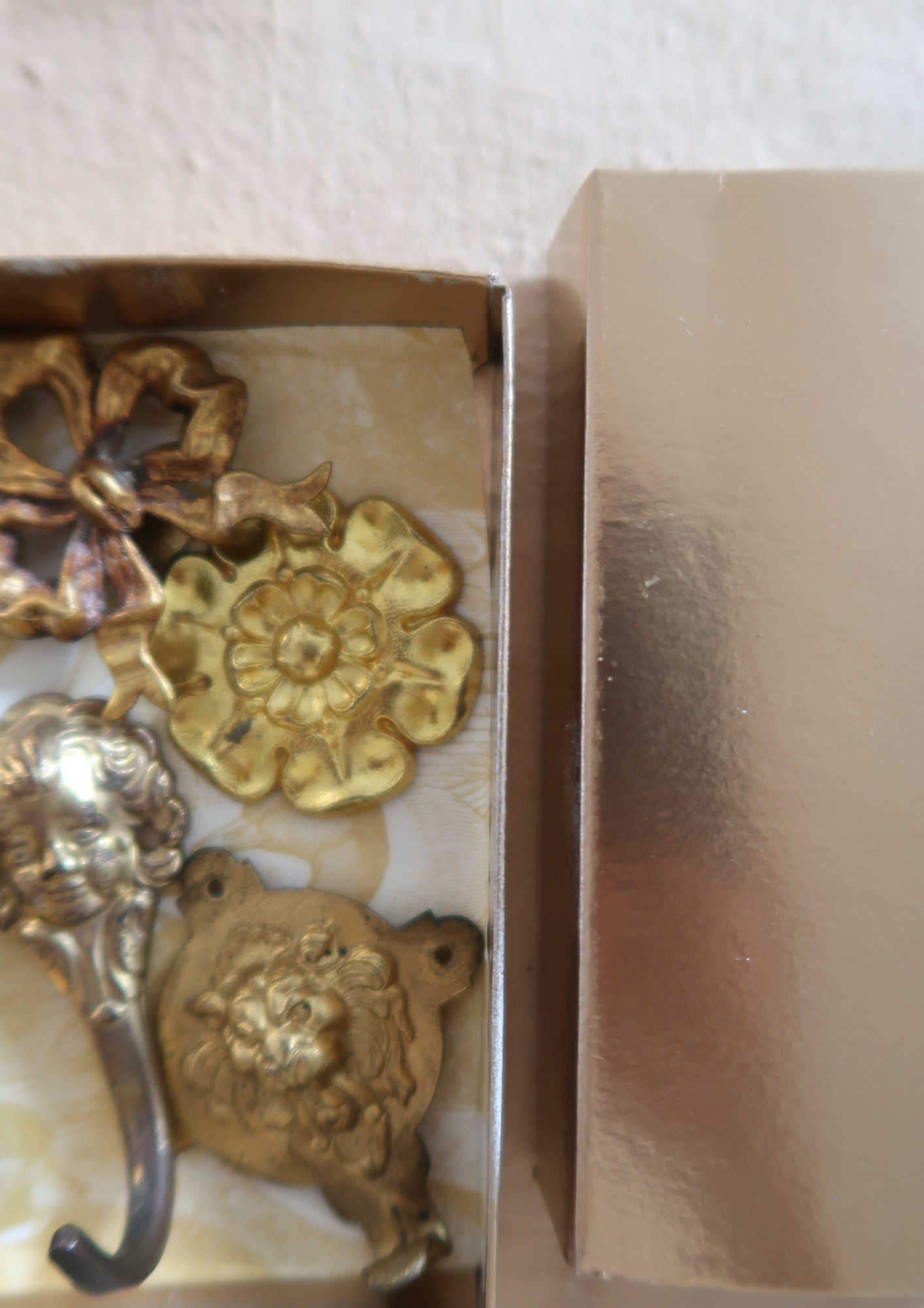 Caches clous anciens