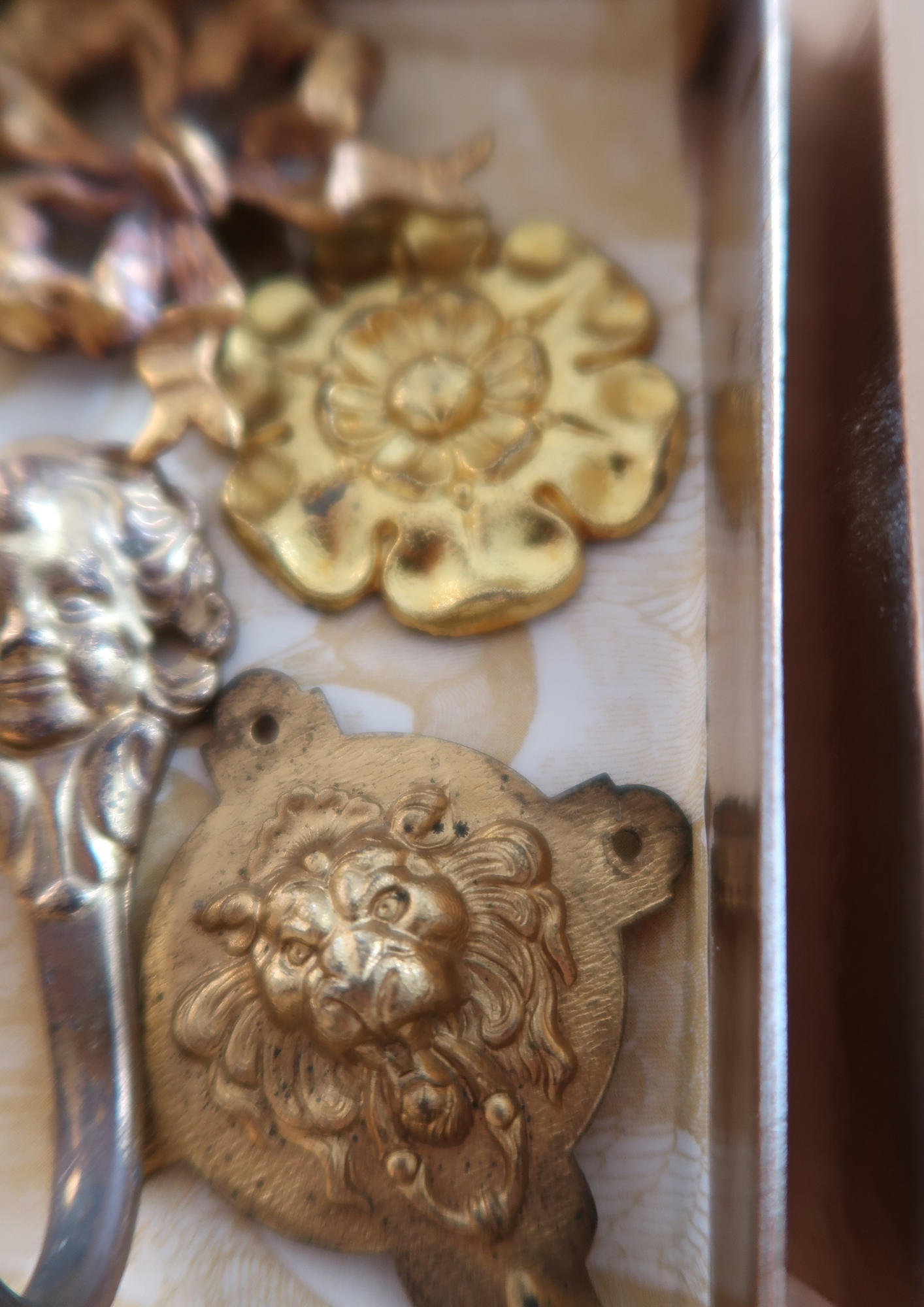 Caches clous anciens