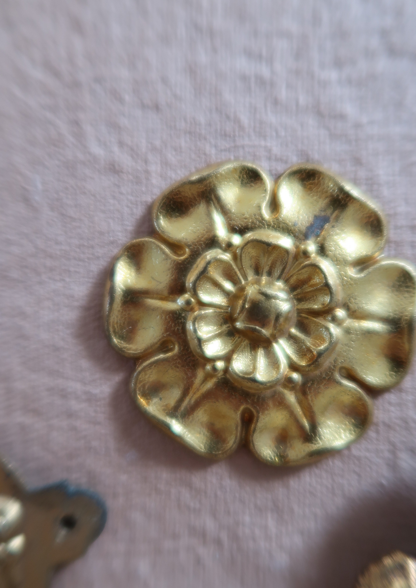 Caches clous anciens