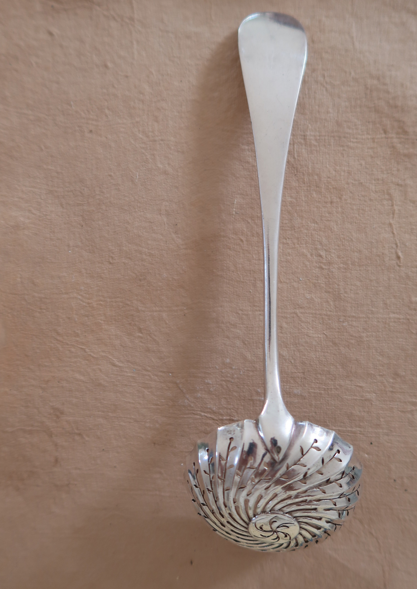 Ancienne cuillère à saupoudrer en argent