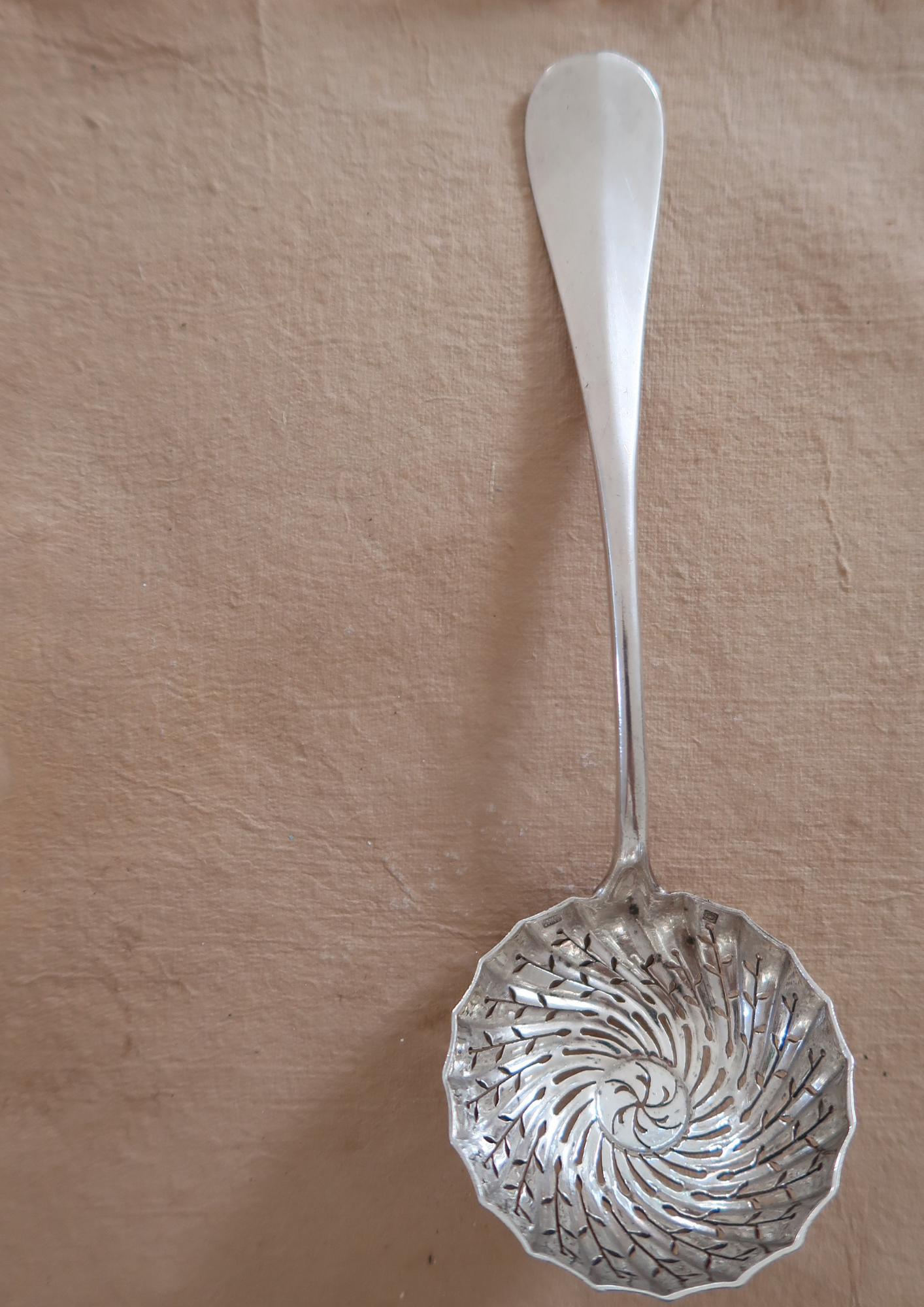 Ancienne cuillère à saupoudrer en argent