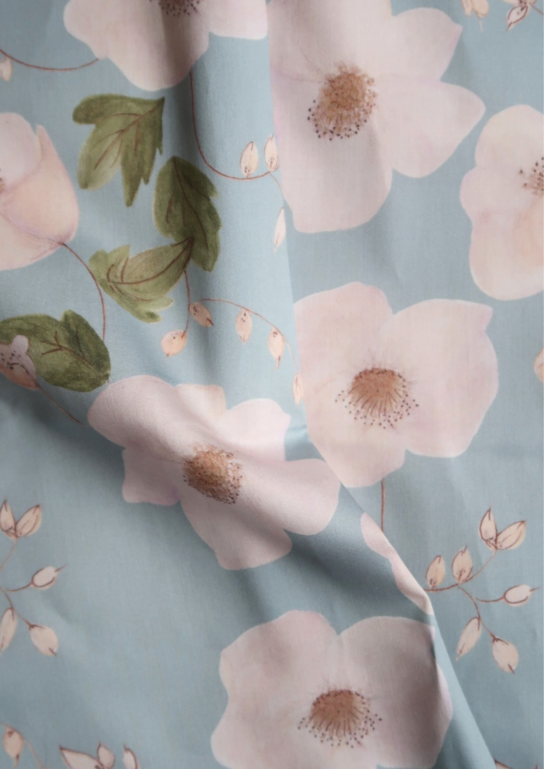 Tissu satin de coton Capucines fond bleu ciel