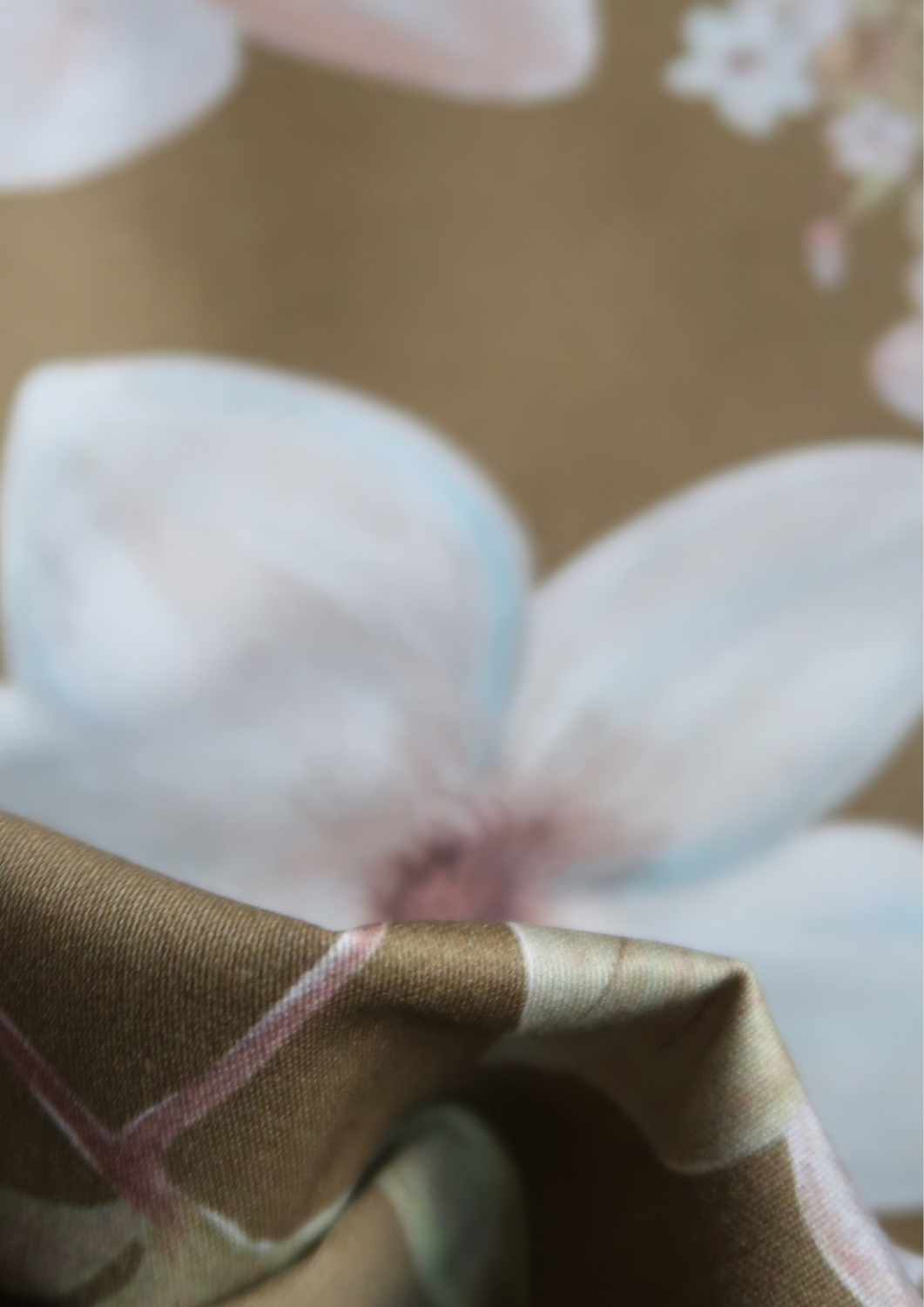 Tissu satin de coton Fleurs bleues fond mordoré