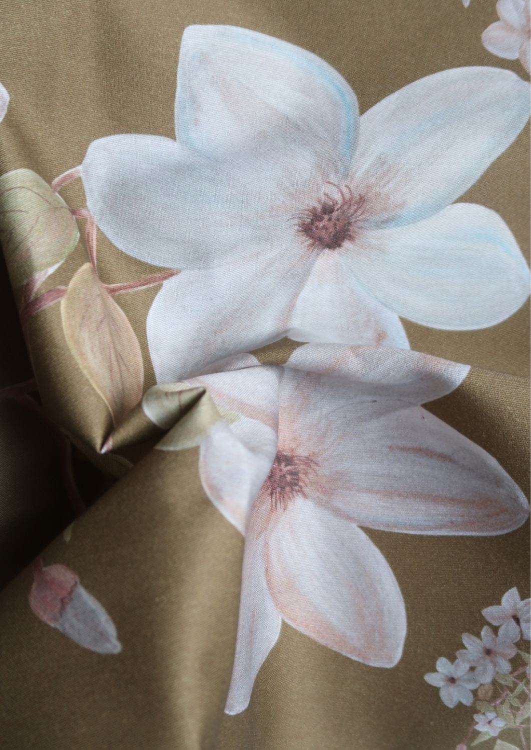 Tissu satin de coton Fleurs bleues fond mordoré