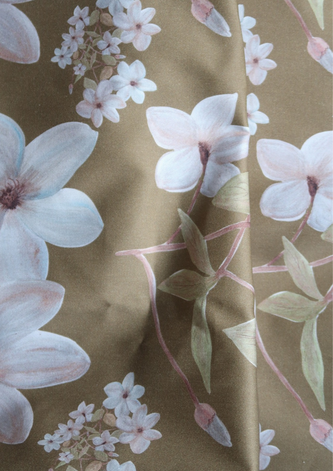 Tissu satin de coton Fleurs bleues fond mordoré