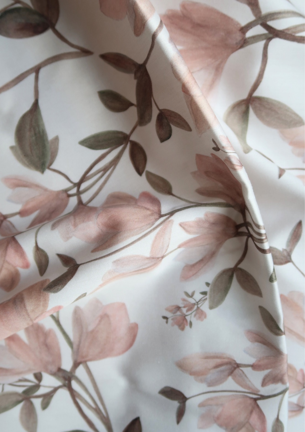 Tissu satin de coton Magnolias fond blanc cassé
