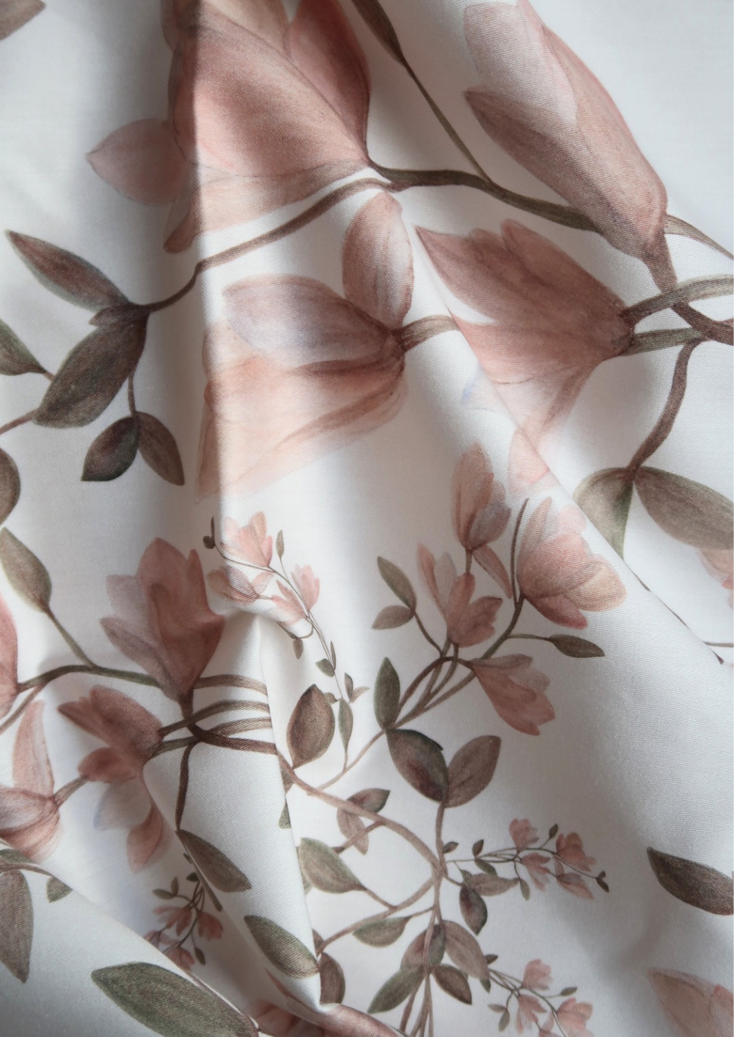 Tissu satin de coton Magnolias fond blanc cassé