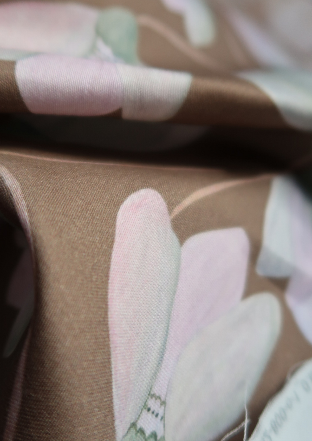 Tissu satin de coton Tulipes fond brun chaud
