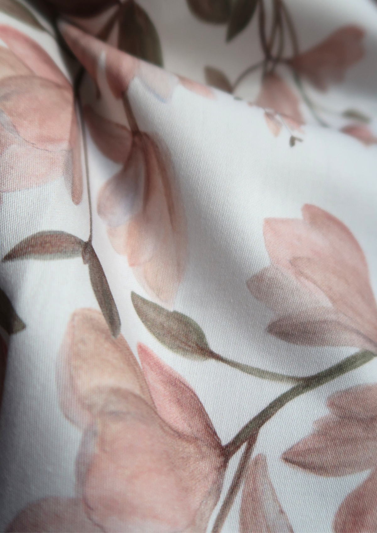 Tissu satin de coton Magnolias fond blanc cassé