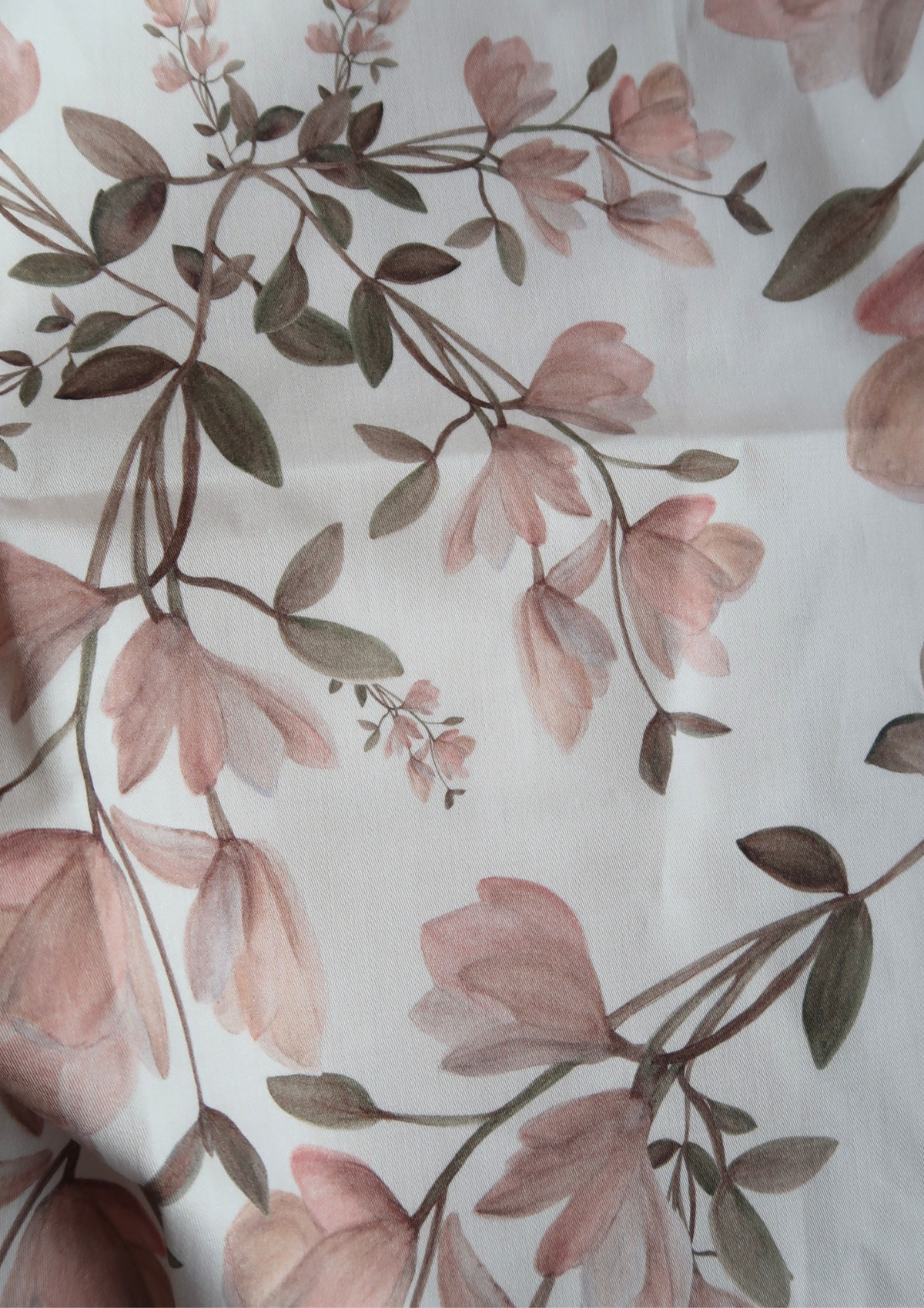 Tissu satin de coton Magnolias fond blanc cassé