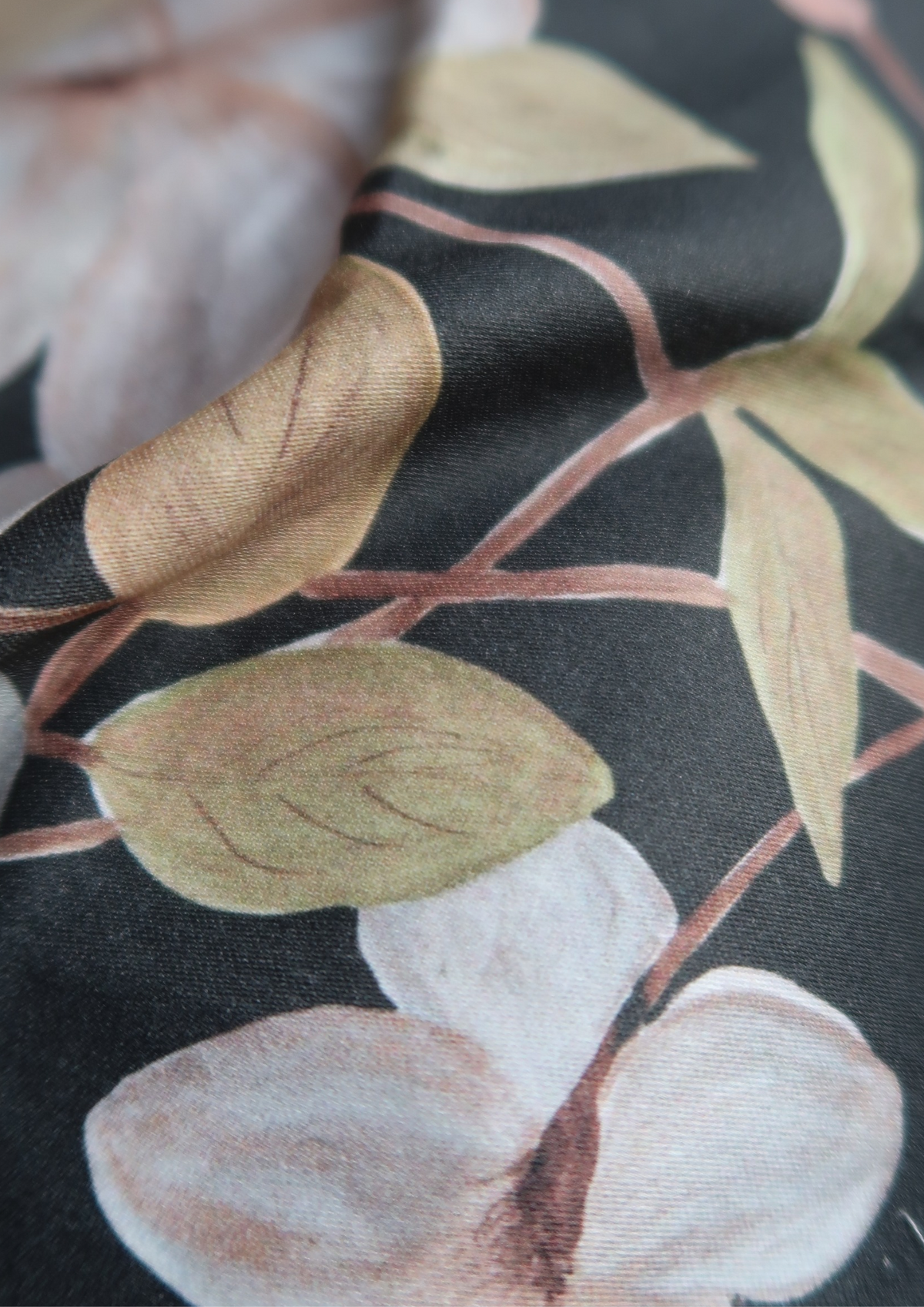 Tissu satin de coton Fleurs bleues fond bleu nuit