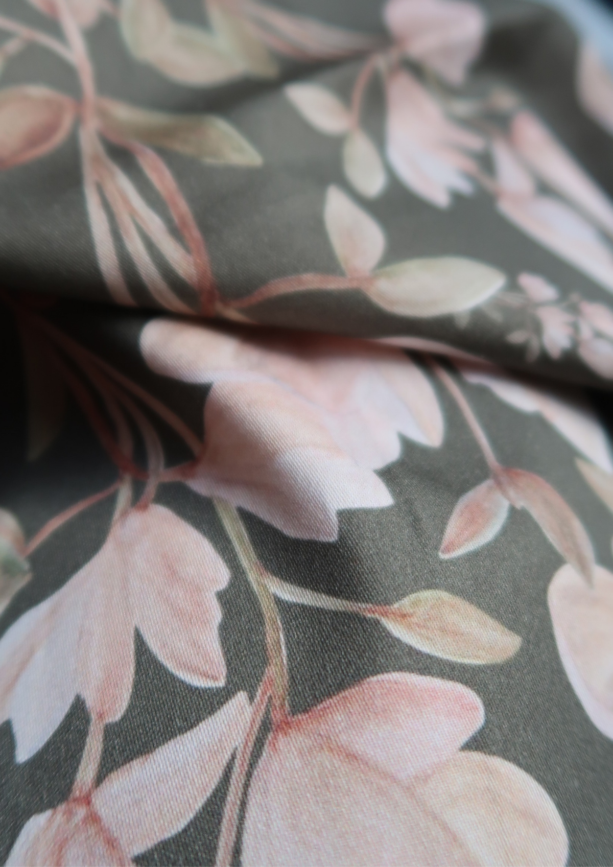 Tissu satin de coton Magnolias fond kaki
