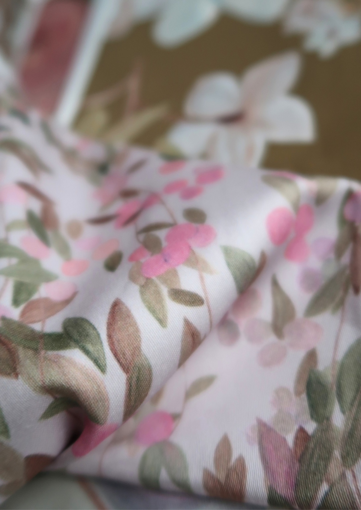 Tissu satin de coton Petites baies fond gris mauve pâle