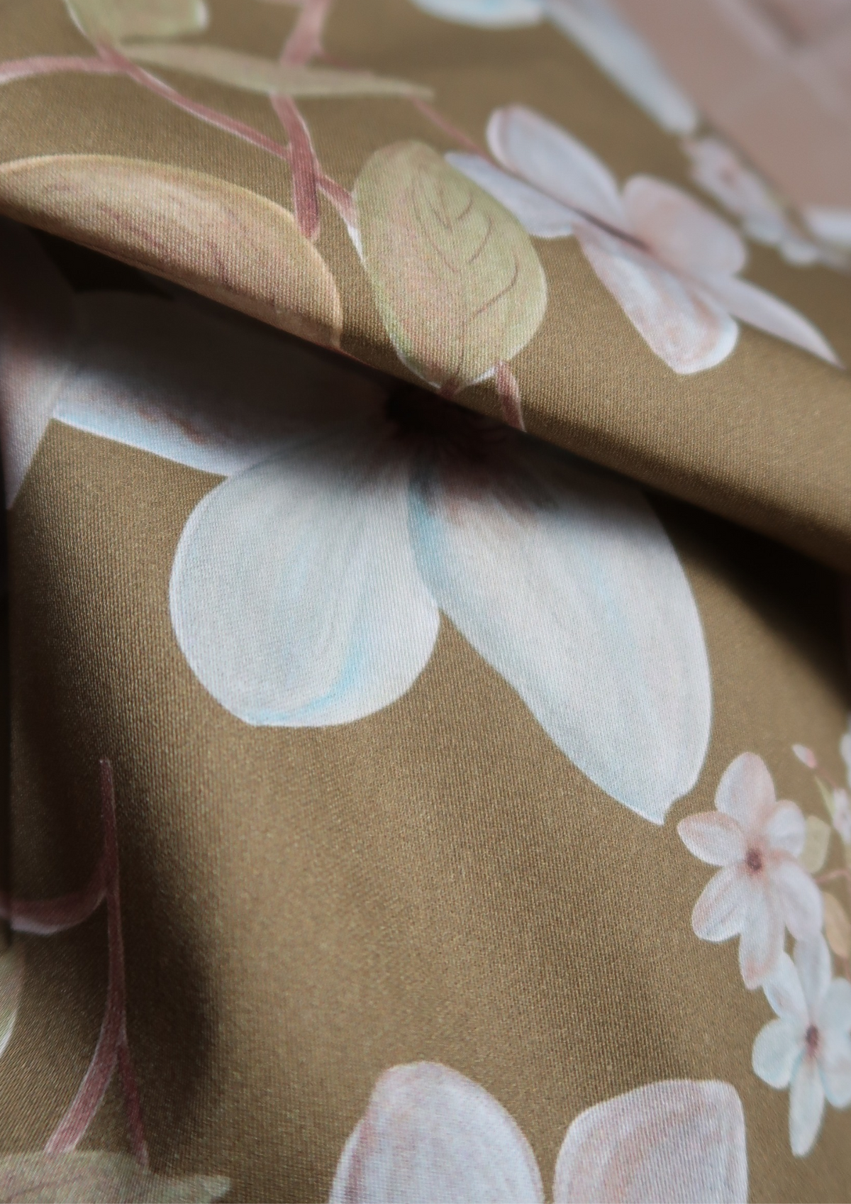 Tissu satin de coton Fleurs bleues fond mordoré