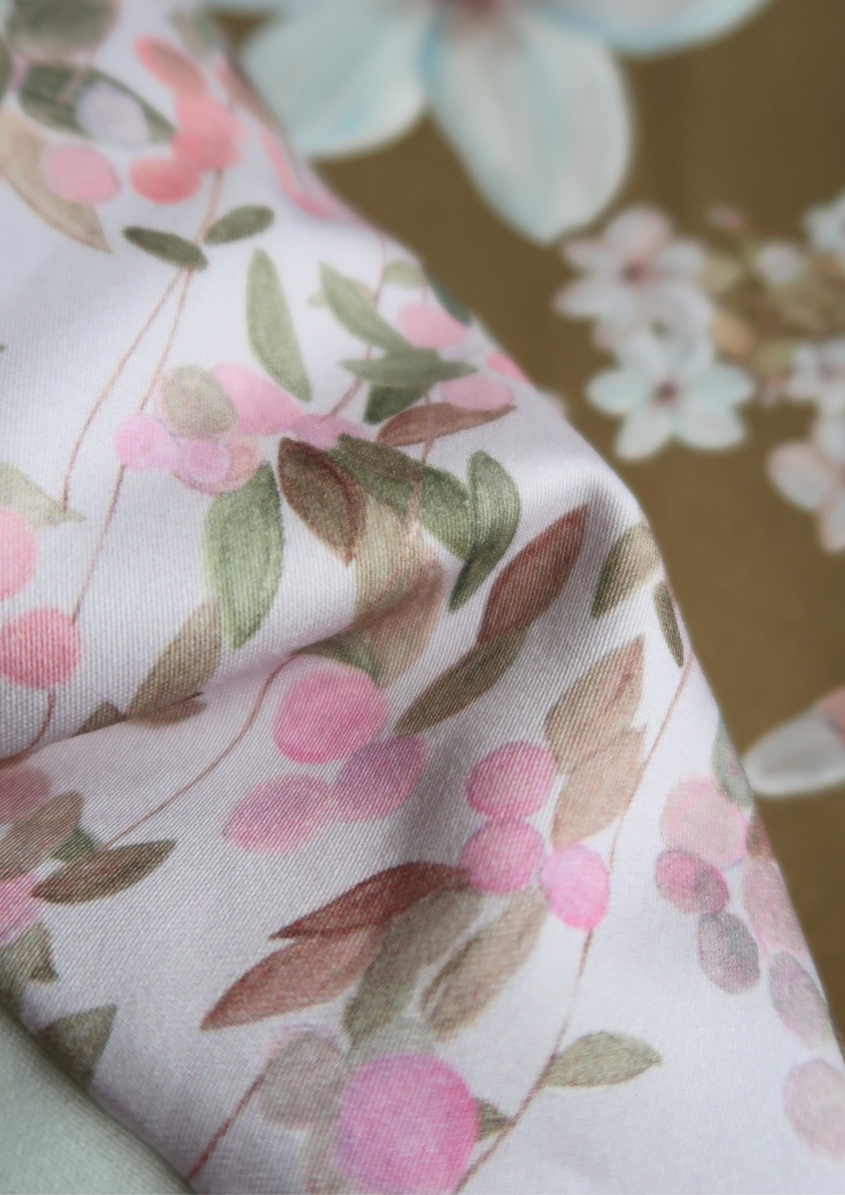 Tissu satin de coton Petites baies fond gris mauve pâle