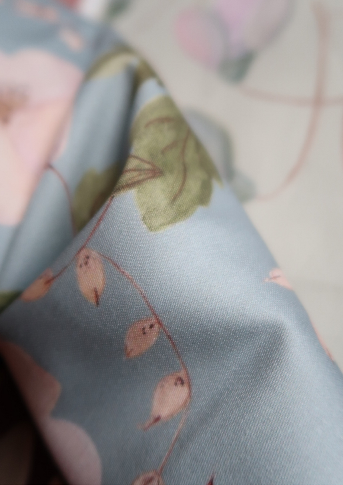 Tissu satin de coton Capucines fond bleu ciel