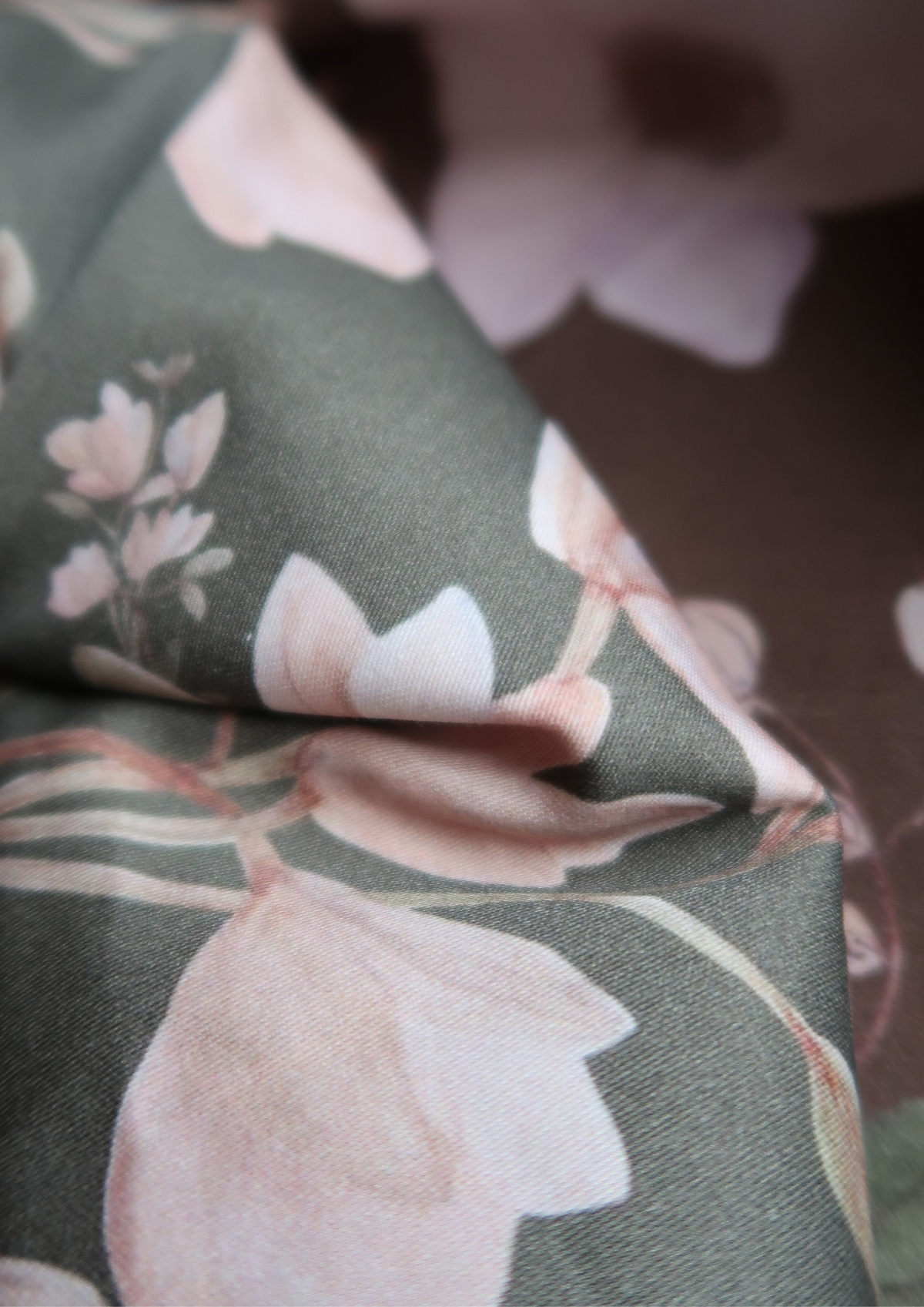 Tissu satin de coton Magnolias fond kaki