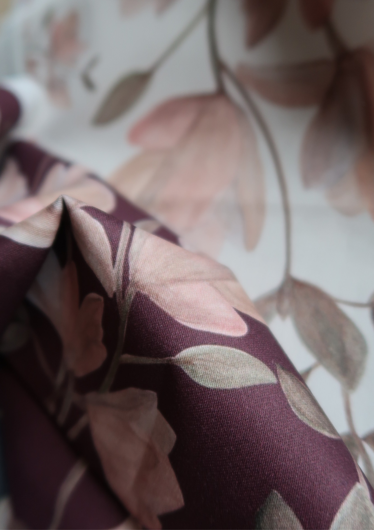 Tissu satin de coton Magnolias fond bordeaux