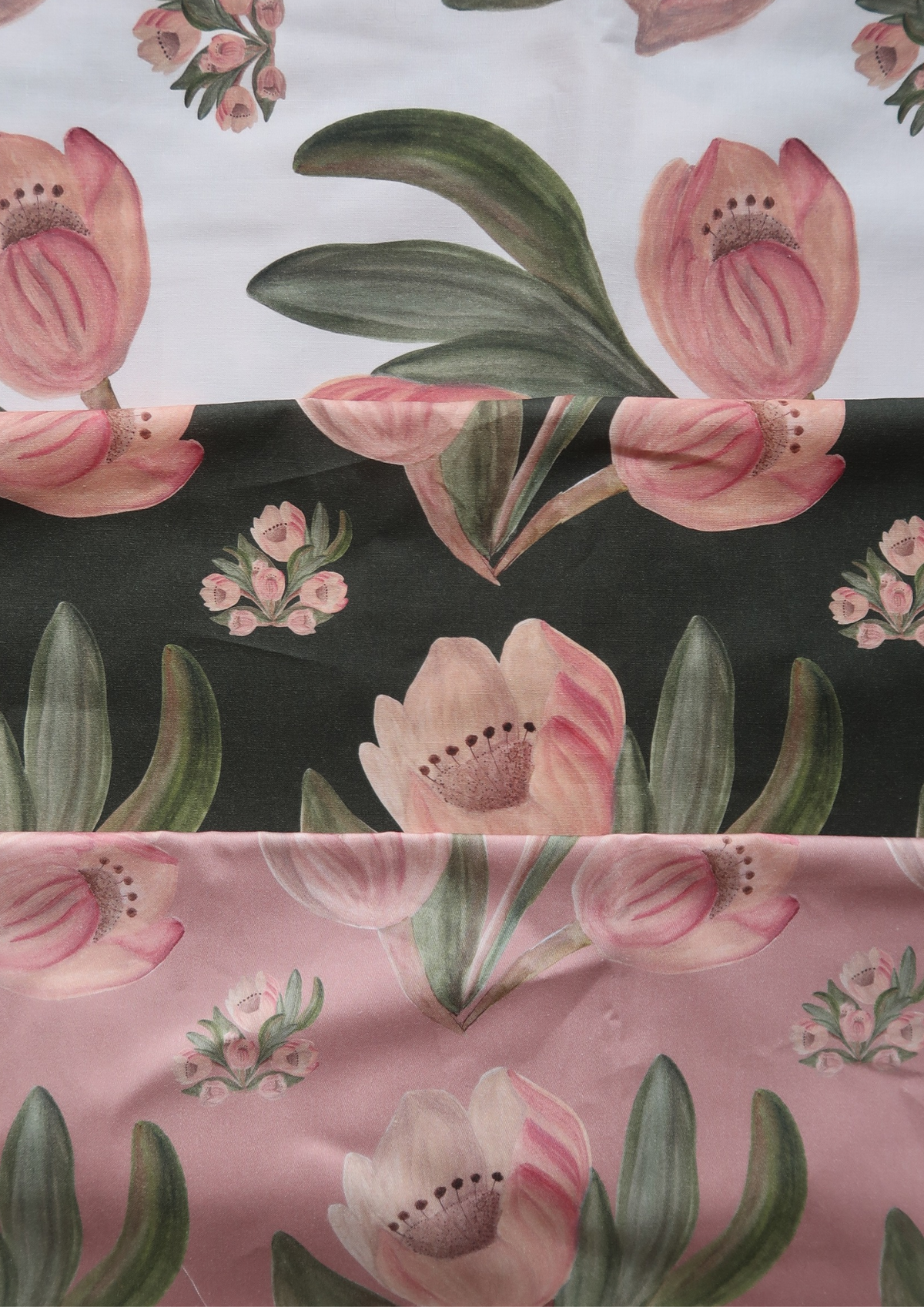 Tissu satin de coton Tulipes vieux rose fond vert sapin foncé