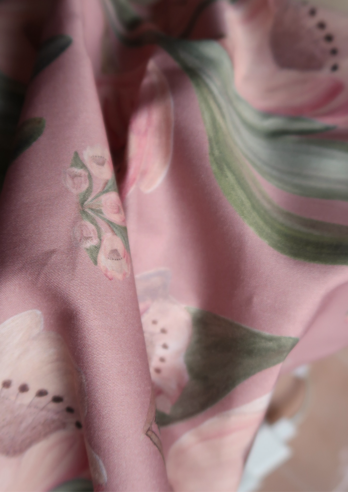 Tissu satin de coton Tulipes vieux rose fond vieux rose
