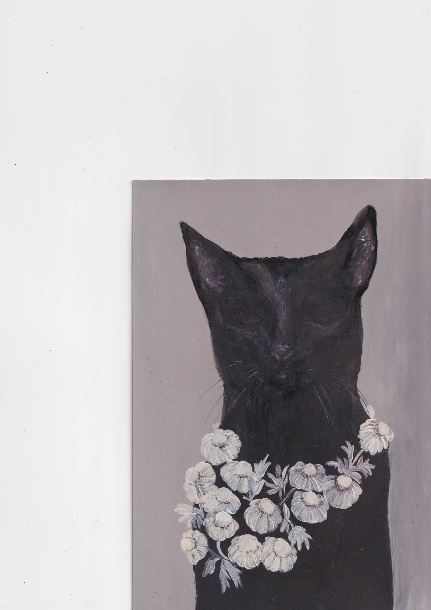 Chat noir et couronne de fleurs