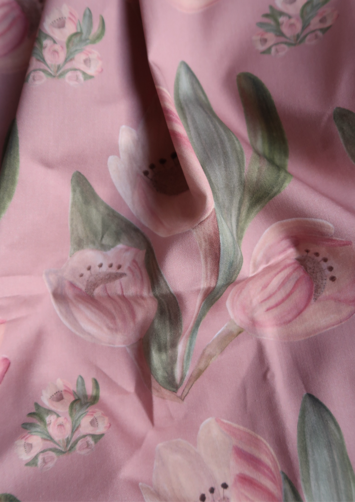 Tissu satin de coton Tulipes vieux rose fond vieux rose