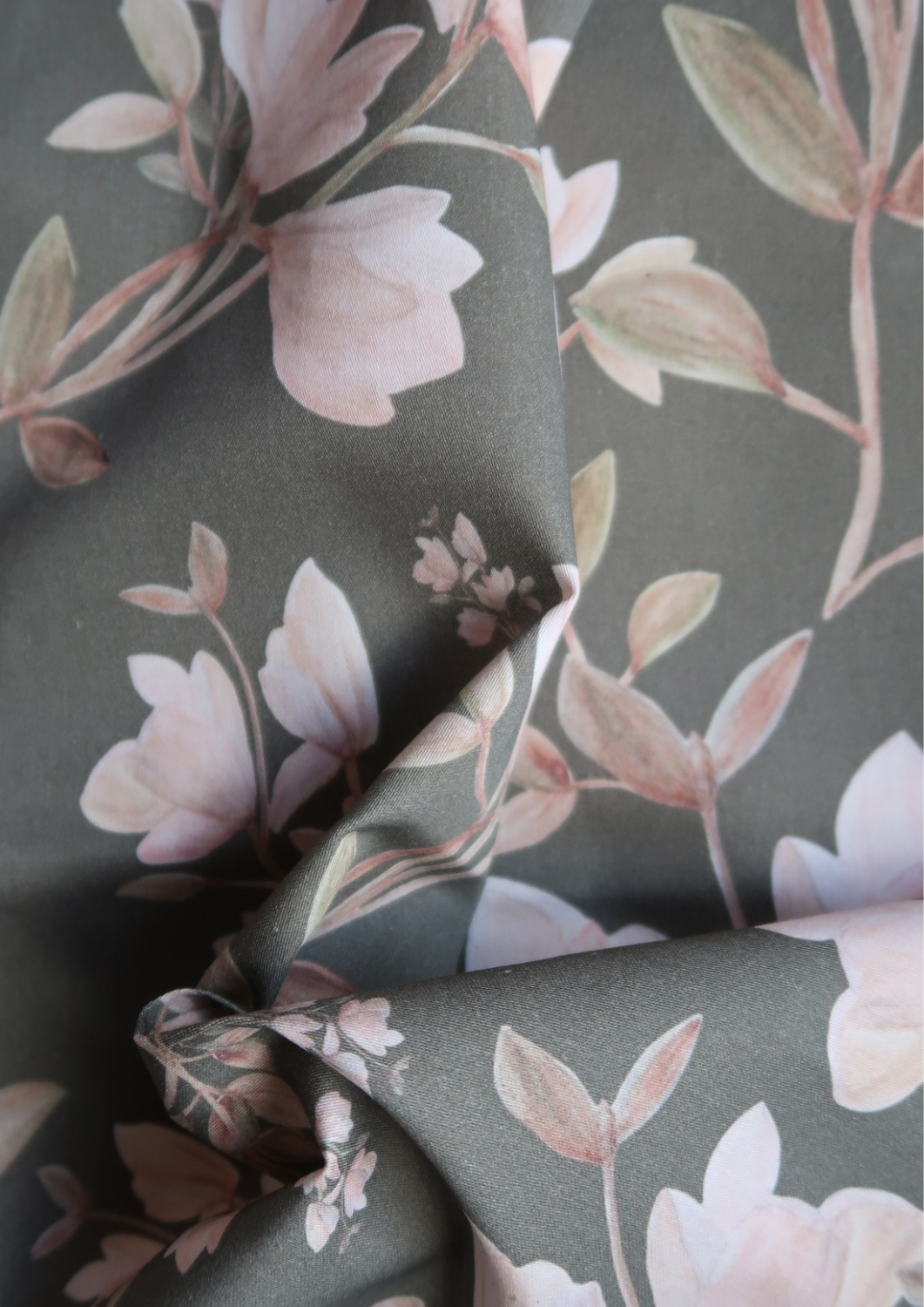 Tissu satin de coton Magnolias fond kaki