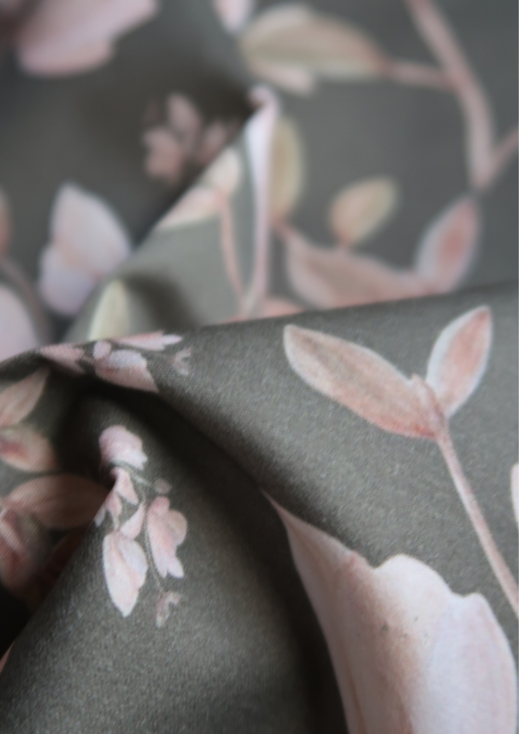 Tissu satin de coton Magnolias fond kaki
