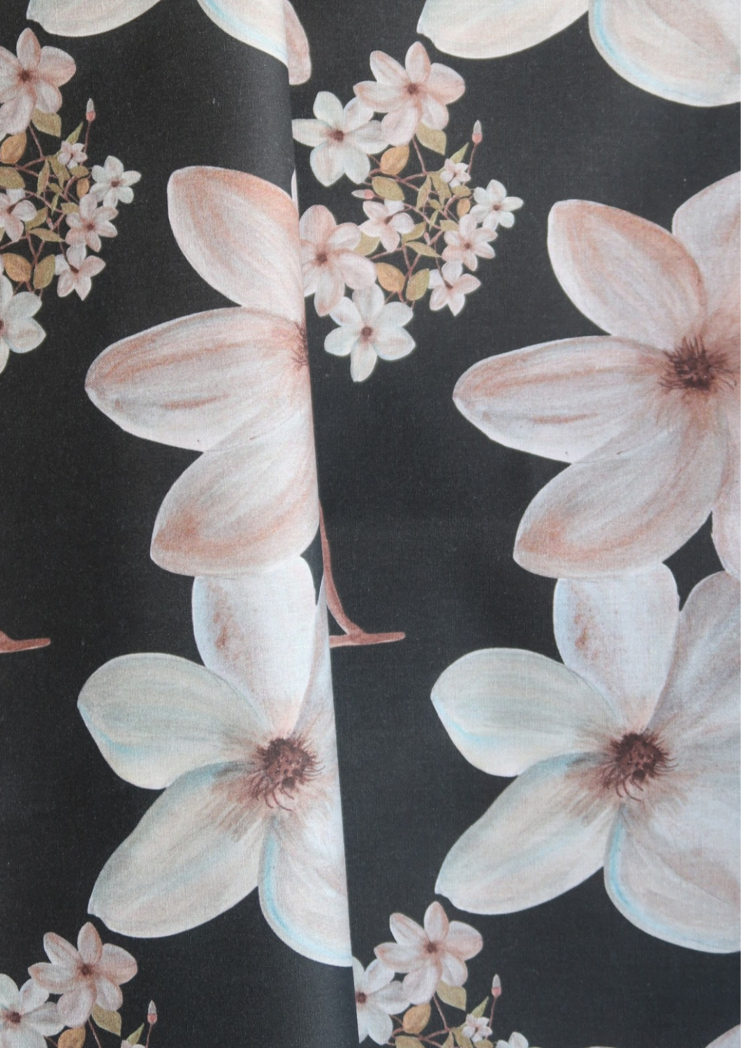 Tissu satin de coton Fleurs bleues fond bleu nuit