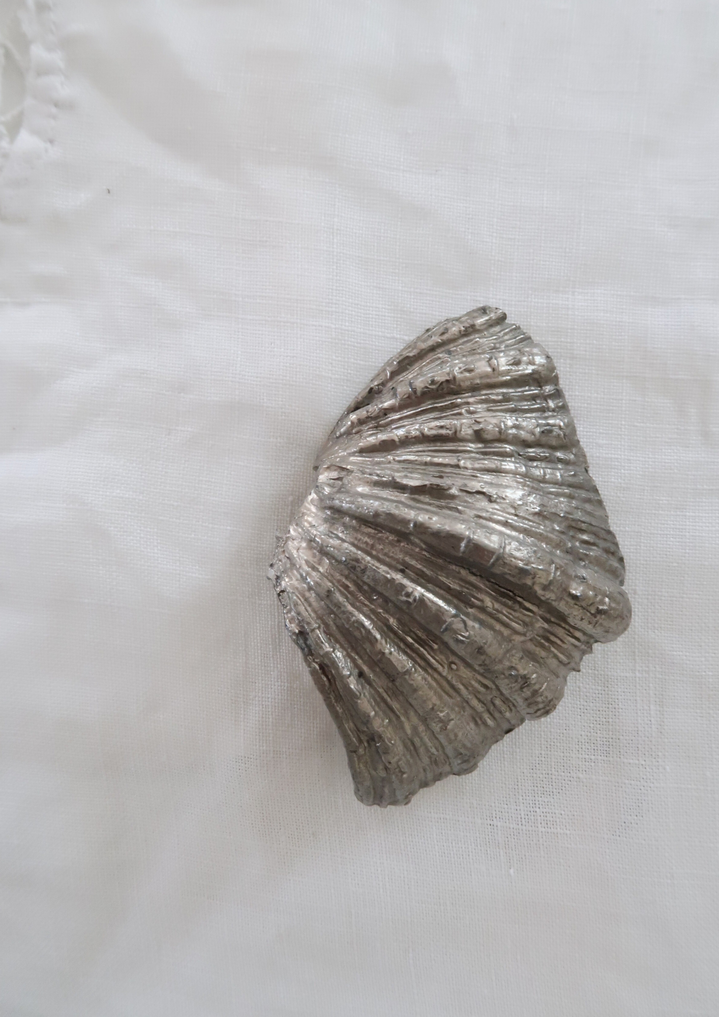 Ancien bénitier coquille en étain