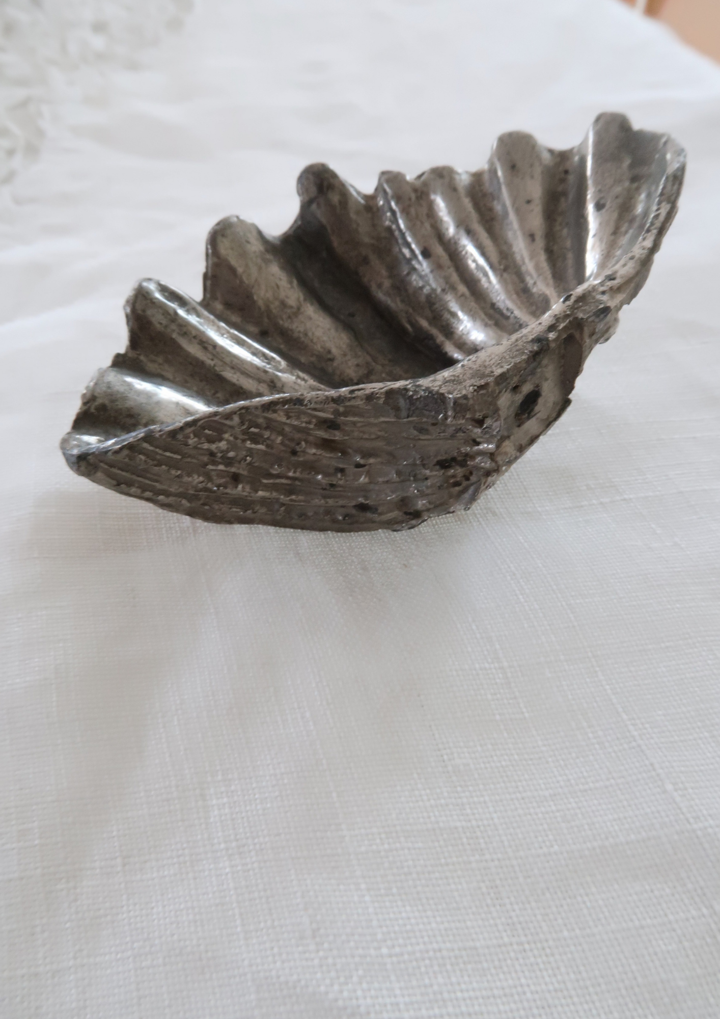 Ancien bénitier coquille en étain