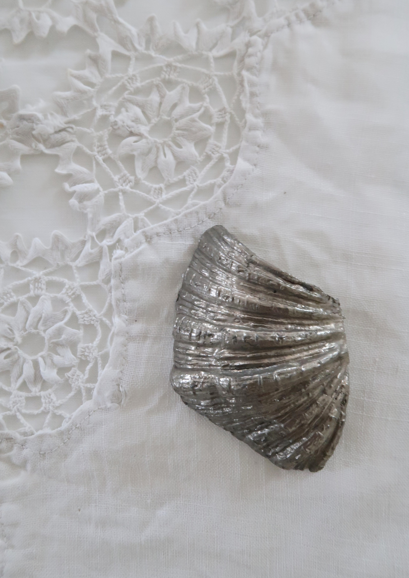 Ancien bénitier coquille en étain