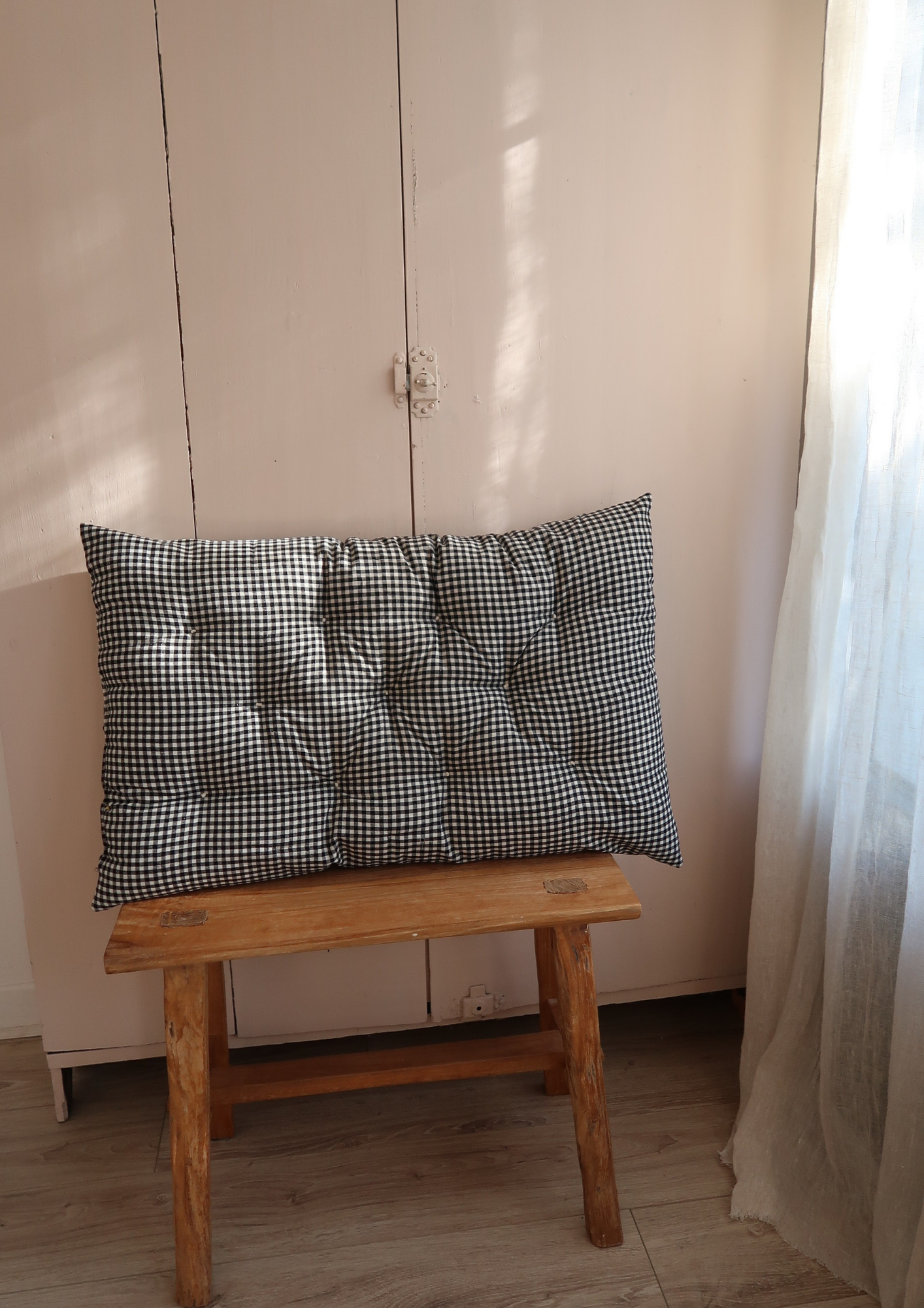 Coussin capitonné petit vichy noir 70cm